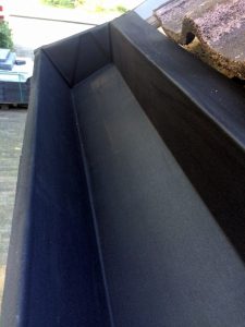 Ingevouwen hoeken van dakgoot